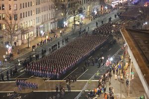 2017년 1월 도널드 트럼프의 취임식 이후 VMI 생도들이 펜실베이니아 가를 행진하고 있다.