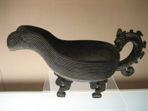 비교적 단순한 형태의 이 주전자. 의례 제사 시 손을 씻는 데 사용되었을 가능성이 높다