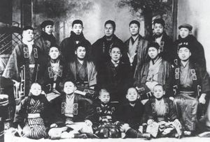 금속 가공 공방에서 견습생으로 일하던 시절의 하야카와(13세, 앞줄 오른쪽 끝)와 동료들.(1906년 - 07년경)