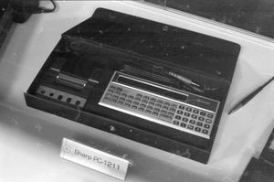 여행용 케이스에 담긴 최초의 포켓 컴퓨터 샤프 PC-1211
