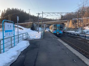 지비키역을 출발하는 아오모리 701계 차량