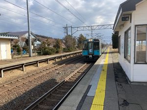 아오모리행 아오모리 701계 열차가 니시히라나이역에 도착하고 있다.