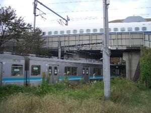 사가미선과 도카이도 신칸센의 교점 (구라미역 지가사키 방면, 2004년 11월)