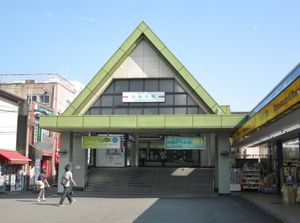 2009년 역 입구 (경사로 설치 전)