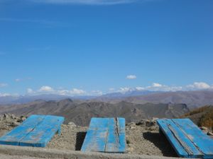 km}} 떨어진 지점에서 신성한 산 옷곤텡게르 산을 향해 사용되는 기도판