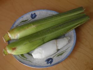채소: 껍질을 벗긴 것과 벗기지 않은 Zizania latifolia 줄기