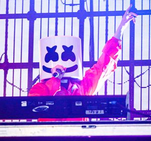 2019년 캐피털 프라이드 페스티벌 & 콘서트에서 공연하는 마시멜로