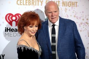 2022년 남자친구 렉스 린과 함께 있는 매킨타이어