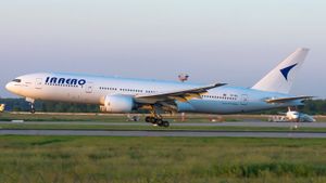이르아에로의 보잉 777-200기가 도모데도보 공항에서 출발하는 모습
