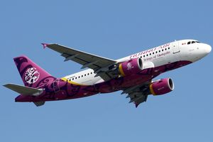 홍콩 국제공항에서 이륙하는 훈누 항공 에어버스 A319