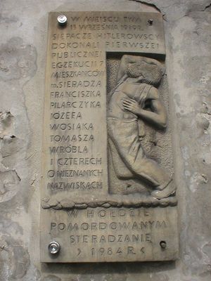 독일군에 의해 1939년 9월 15일 폴란드인에 대한 최초의 공개 처형이 이루어진 장소에 있는 기념 명판