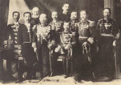 1897년 빅토리아 여왕의 다이아몬드 주빌리 참석차 영국을 방문한 아리스가와노미야 다케히토 친왕(중앙)과 수행원 이토 히로부미(왼쪽).