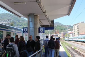 근로자의 날인 5월 1일 연휴 기간 동안 라스페치아 중앙역 플랫폼에서 관광객의 쇄도하는 흐름을 통제하는 인원