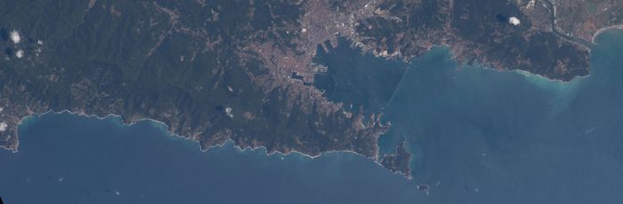 친퀘 테레 해안, 포르토베네레와 팔마리아 섬(중간 오른쪽), 골포 데이 포에티, 라 스페치아, 레리치와 텔라로 해안