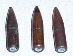 64식 소총에 사용되는 7.62x51mm 탄의 탄두 (왼쪽부터 예광탄, 철갑탄, 풀 메탈 자켓(통상탄), 모두 1970년대에 사용된 것)