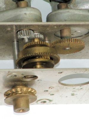 1961년경 차트 기록기 구동에 사용된 유성 차동 기어. 모터는 태양 기어와 링 기어를 구동하고, 출력은 유성 기어 캐리어에서 가져옵니다. 이는 어떤 모터가 켜져 있는지에 따라 3가지 다른 속도를 제공합니다.