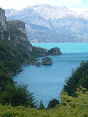 아이센 지역의 헤네랄 카레라 호수에 있는 대리석 성당과 대리석 예배당