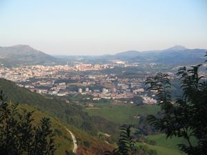 자이즈키벨 산과 라룬 산이 양쪽에 있는 산세바스티안과 파사야