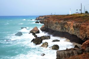 허리케인 매튜가 관타나모 해군 기지에 상륙한 다음 날, 절벽 침식의 모습