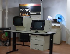 왼쪽부터 IBM 3278 및 3279 터미널