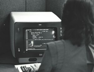 IBM 3279 터미널을 사용하는 Informatics General 컴퓨터 프로그래머