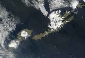 우남악 섬(왼쪽)과 어낼래스카 섬(오른쪽)의 위성 사진