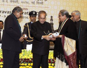 2014년 엘라 간디가 인도 대통령으로부터 프라바시 바르티야 사만을 수여받고 있다