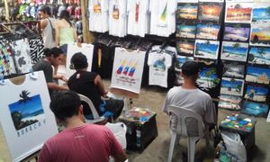 보라카이 섬의 수제 의류를 판매하는 티셔츠 가게.