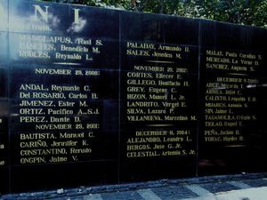 반타요그 응 마가 바야니(Bantayog ng mga Bayani)의 기념의 벽은 계엄령 정권에 저항한 사람들을 기린다.