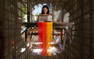 아벨(Inabel) 직조공이 전통 일로카노 직조 기술을 선보이고 있다.