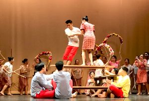 사야우 에드 타페우 나 방코(벤치 댄스)는 전통 팡가시난 민속 춤으로, 링가옌에서 유래되었다.