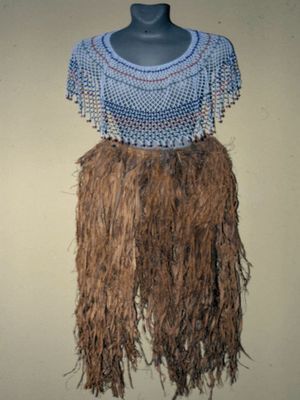 쿠카파 버드나무 껍질 치마와 니트 상의