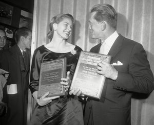 제22회 뉴욕 영화 비평가 협회상 수상자인 잉그리드 버그만과 커크 더글러스