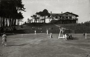 1916년, 사라우츠의 Real Golf Club de Zarauz에서 테니스를 치는 모습