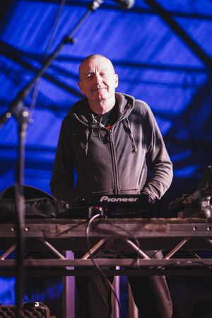 2019년 먼캐스터 성의 크랭켄하우스 페스티벌에서 공연하는 데이비스