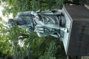 파리 페르 라셰즈 묘지에 있는 비방 드농의 묘