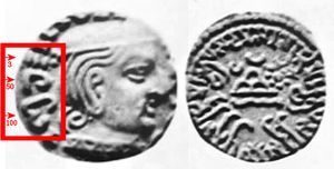 다마세나의 동전. 왕의 머리 뒤에 사카 시대의 주조 연도인 153(브라흐미 숫자 100-50-3, 서기 232년)이 명확하게 나타나 있다.