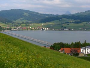 빌러첼 마을, 배경으로 질 호수