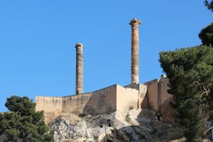 로마 시대 에데사의 유산은 오늘날 우르파의 스카이라인을 지배하는 우르파 성터의 이 기둥에서 살아남았다.