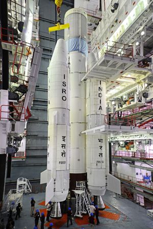 GSLV-F05의 부착 모터가 코어 단계와 통합되고 있다