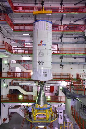 GSLV-F14 발사체의 통합 과정에서 두 번째 단계인 GS2를 첫 번째 단계인 GS1 위에 올리고 있다.