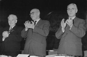 블라디슬라프 고무우카 (중앙), 1945년에서 1948년 사이에 폴란드 인민 공화국의 장관으로 수복령의 통합과 개발을 감독했다.