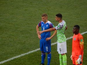 레온 발로군, 2018년 FIFA 월드컵에서 아이슬란드를 상대로 경기 중이다.