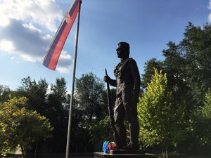 밀룬카 사비치의 동상, 인지야