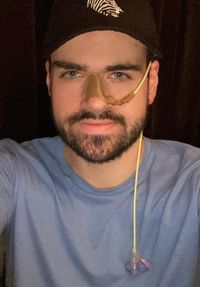 일반적으로 사용되는 ENFit 커넥터가 장착된 비위 영양 튜브를 착용한 남성