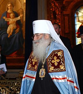 백두건과 물색 망토를 착용한 러시아 정교회의 관구장주교.