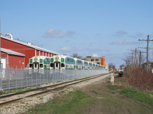 역 서쪽에 위치한 레이오버 시설에 주차된 두 대의 GO 열차