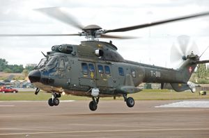 스위스 공군 에어버스 헬리콥터 슈퍼 푸마가 2014 로열 인터내셔널 에어 타투, 영국에 도착한다. 스위스 공군은 수송, 소방 및 구호 작업에 사용한다.