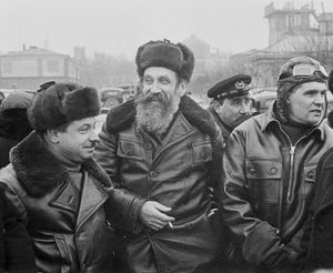 1938년 이반 파파닌 선장과 함께 있는 오토 슈미트