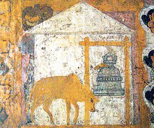 소는 마누 니디 촐란의 종을 울리고 있다